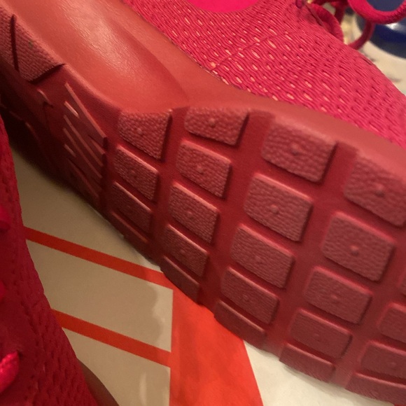 Nike Red Burgundy Tennis Shoes unique color - Picture 5 of 6